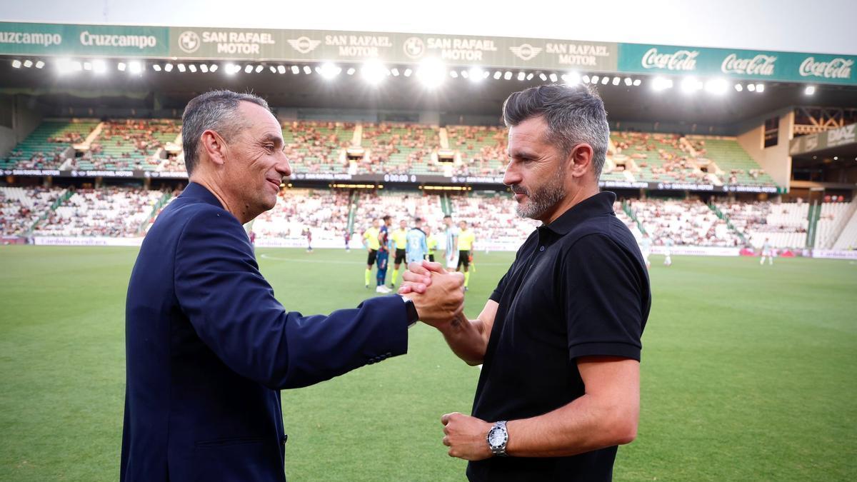 Iván Ania, entrenador del Córdoba CF, saluda al ex blanquiverde José Luis Oltra antes del último partido de la Liga 2025-26.