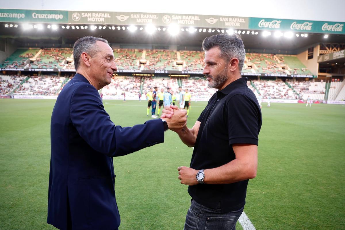 Iván Ania, entrenador del Córdoba CF, saluda al ex blanquiverde José Luis Oltra antes del encuentro.