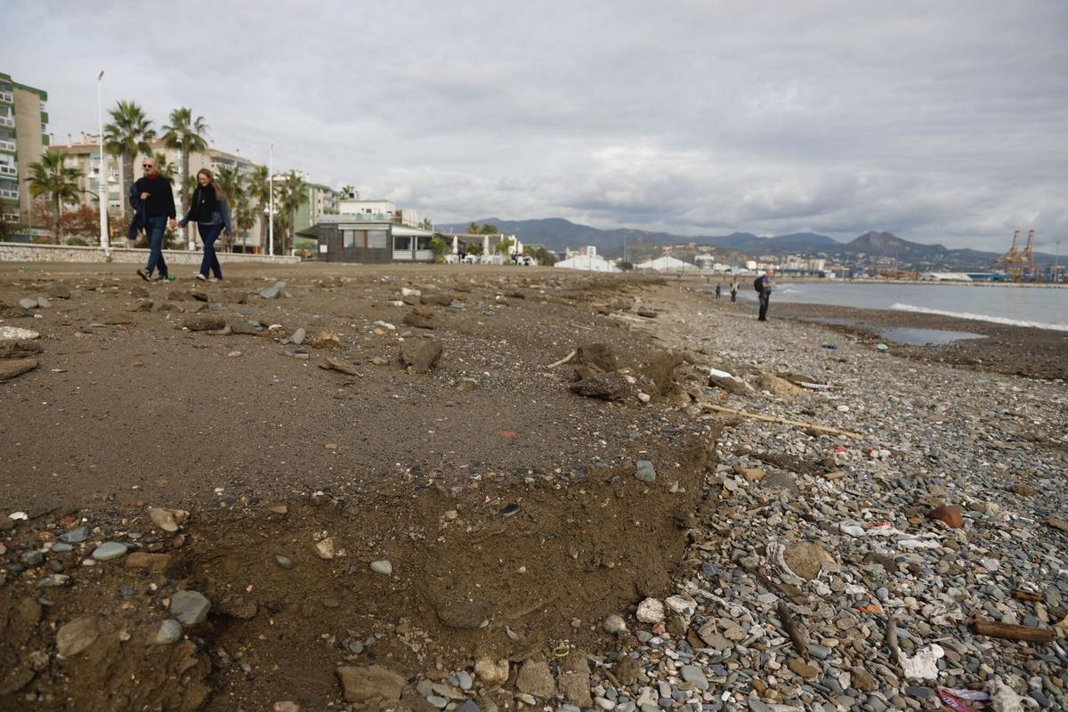 El temporal Emilia arrastra al mar buena parte de la arena de la playa de San Andrés