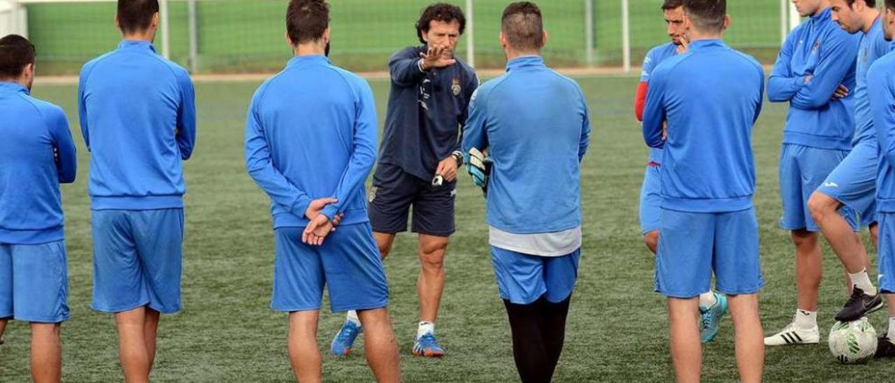 Luisito da indicaciones a sus jugadores durante un entrenamiento en Príncipe Felipe. // Rafa Vázquez