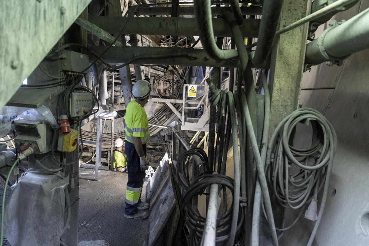 En el interior de la tuneladora de la L9 del metro