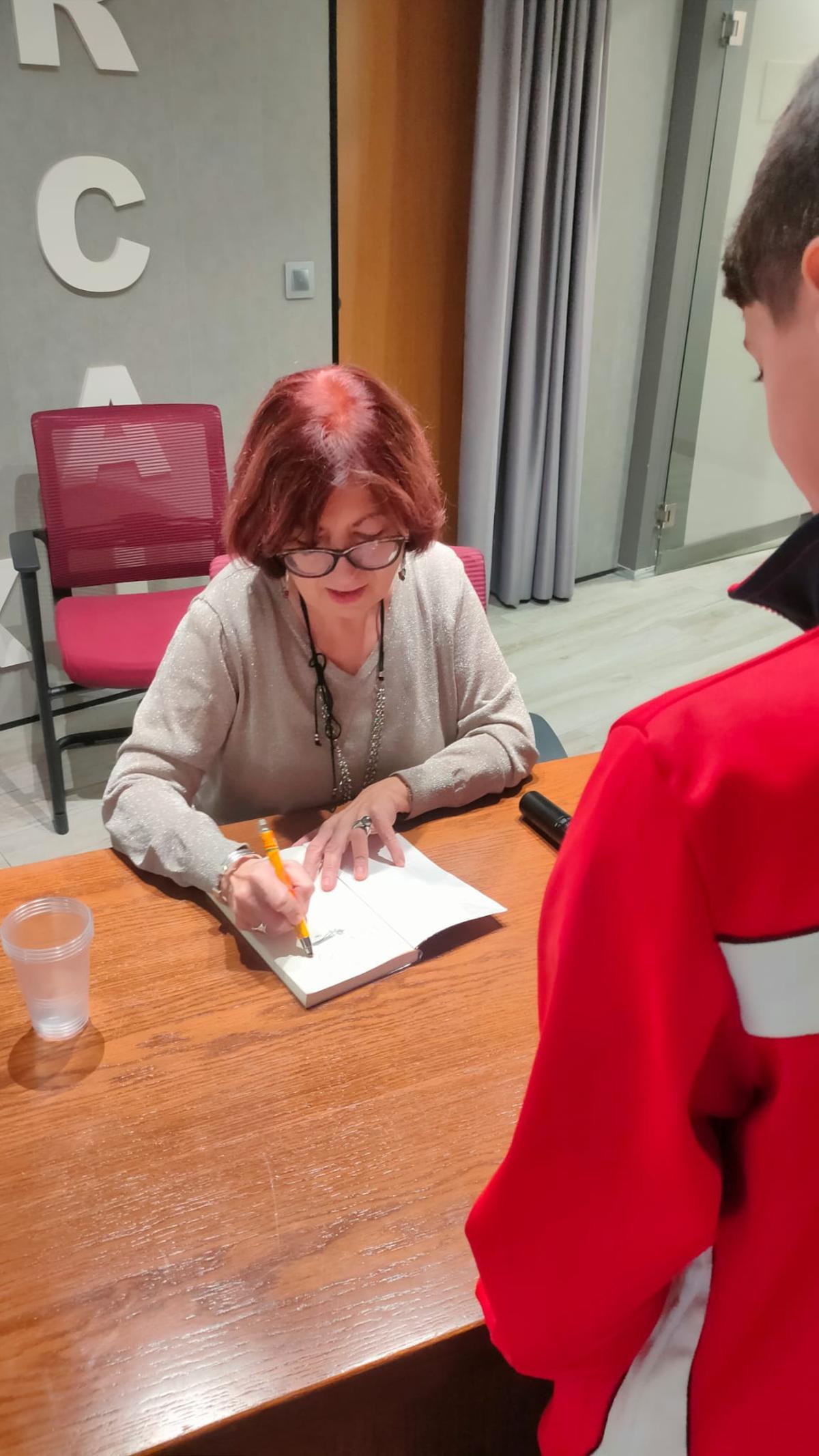 La autora firmó ejemplares de sus libros.