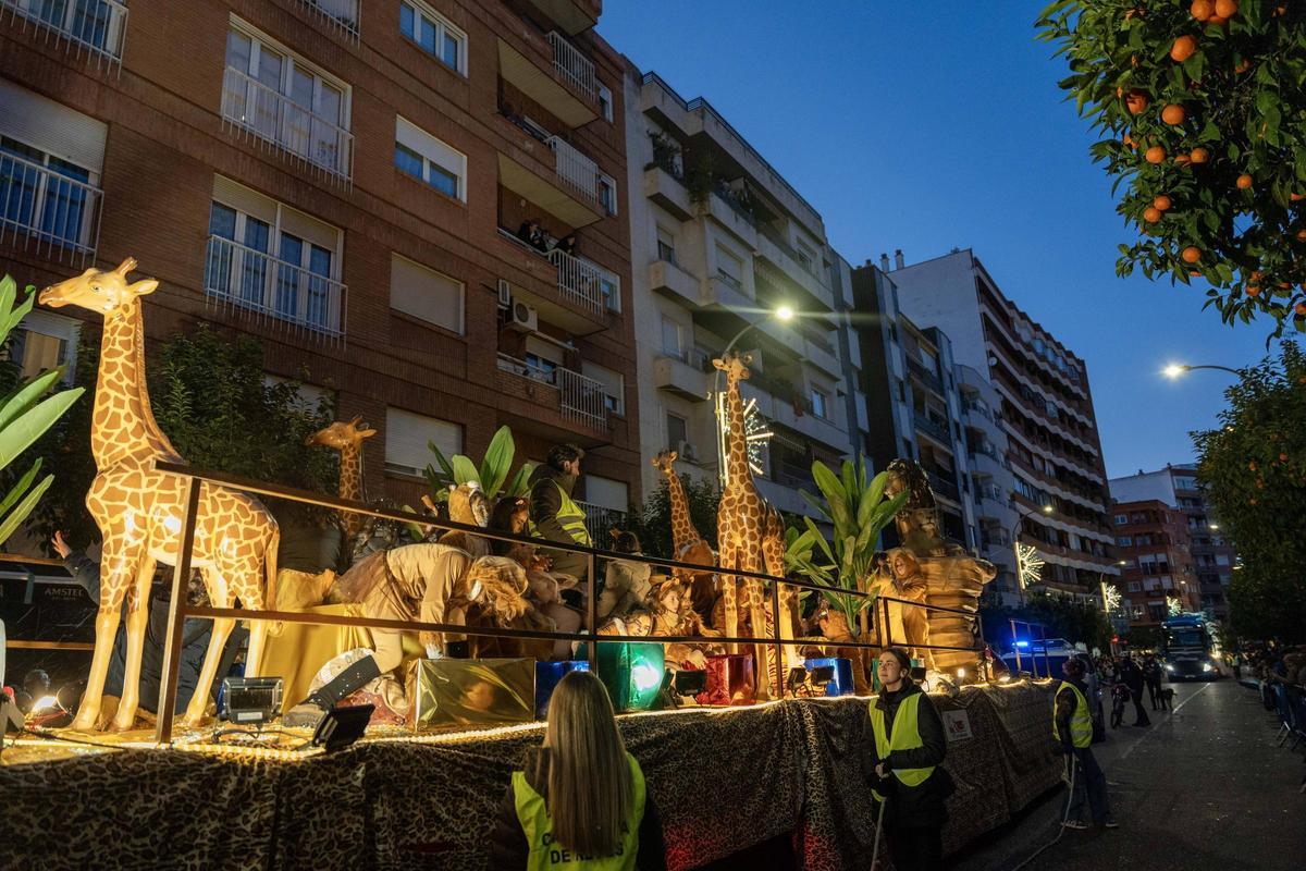 Fotogalería | Así fue el paso de los Reyes Magos por Badajoz