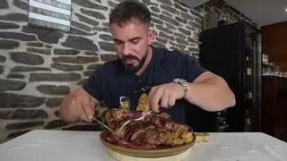 Un popular 'influencer' gastronómico visita un restaurante de Santa Comba y se rinde a su chuletón: "Es un 10"