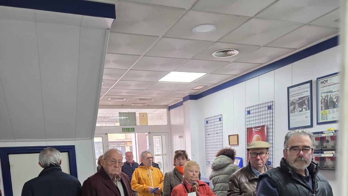 Varias personas en la administración de lotería Pulido en Coria.