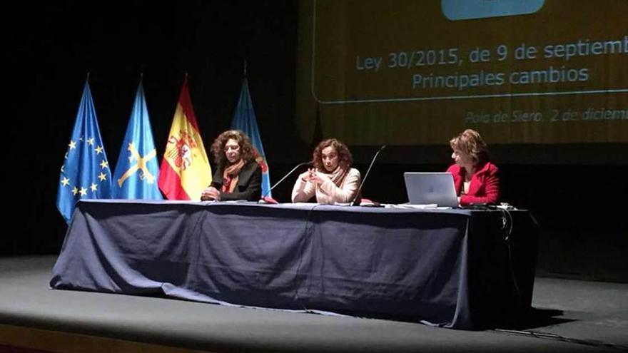 María Luisa Cuevas, Noelia Macías y María Teresa Vega, ayer en el auditorio.