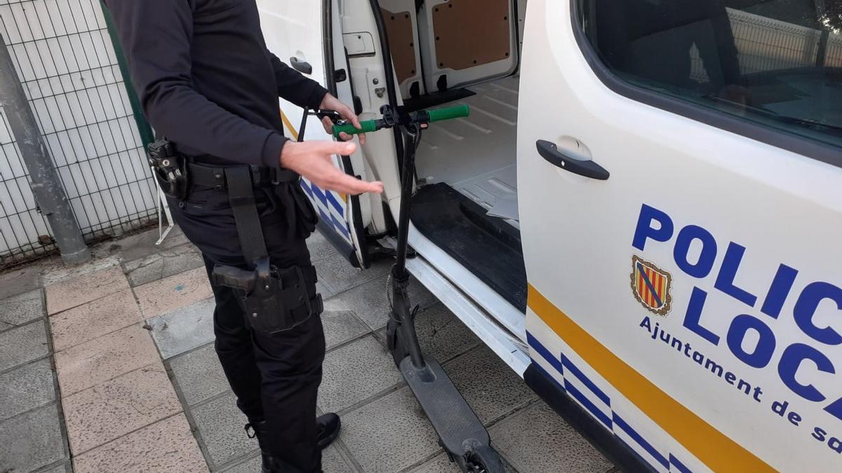 Un agente de la Policía Local requisa un patinete eléctrico en sa Pobla.