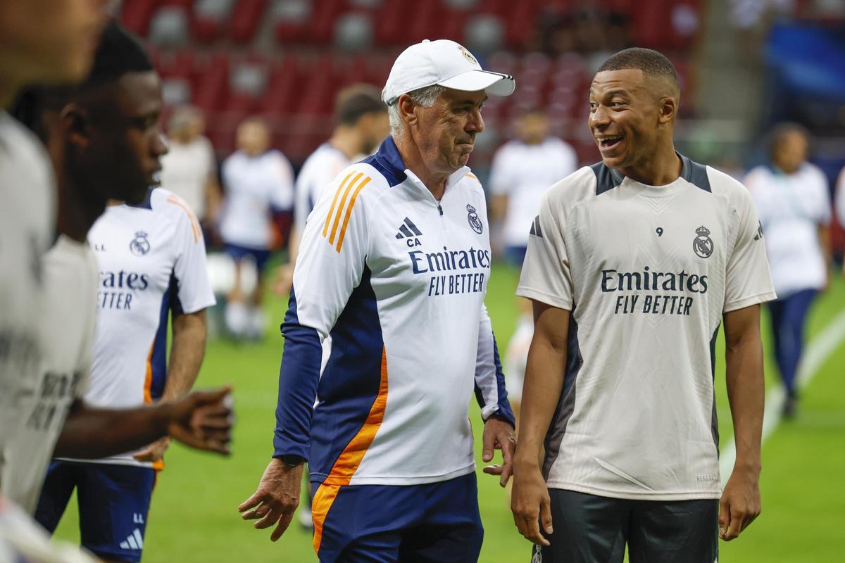 Carlo Ancelotti, entrenador del Real Madrid, conversa con Kylian Mbappé, antes de su debut en la Supercopa de Europa.