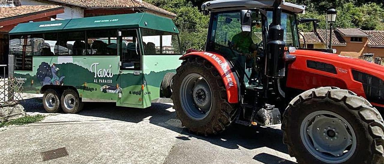 El &quot;tractor-taxi&quot;, con la cabeza tractora y el vagón con capacidad para diecinueve personas detrás.