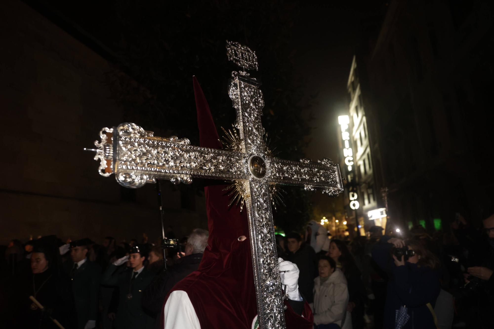 Así fue la procesión de la Madrugá en el Antiguo de Oviedo con una medianoche mágica