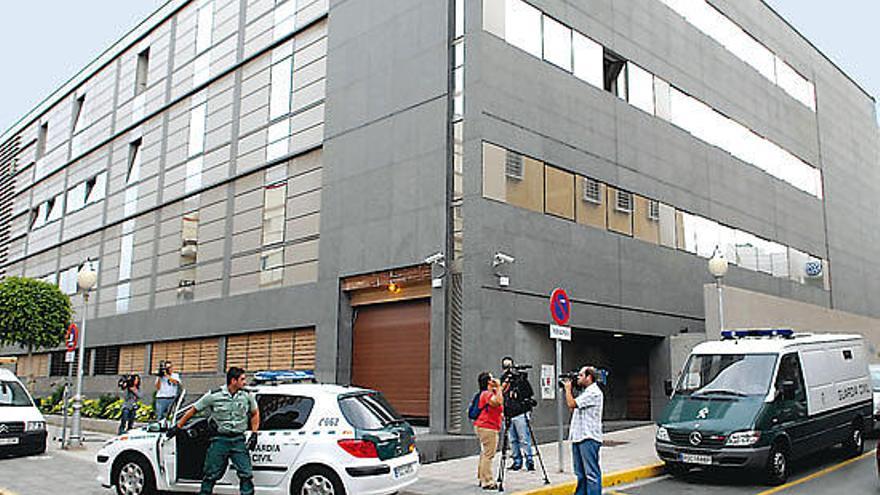 Momento en el que la Guardia Civil trasladó, a finales de septiembre, a los diez agentes detenidos hasta el Palacio de Justicia de Telde.