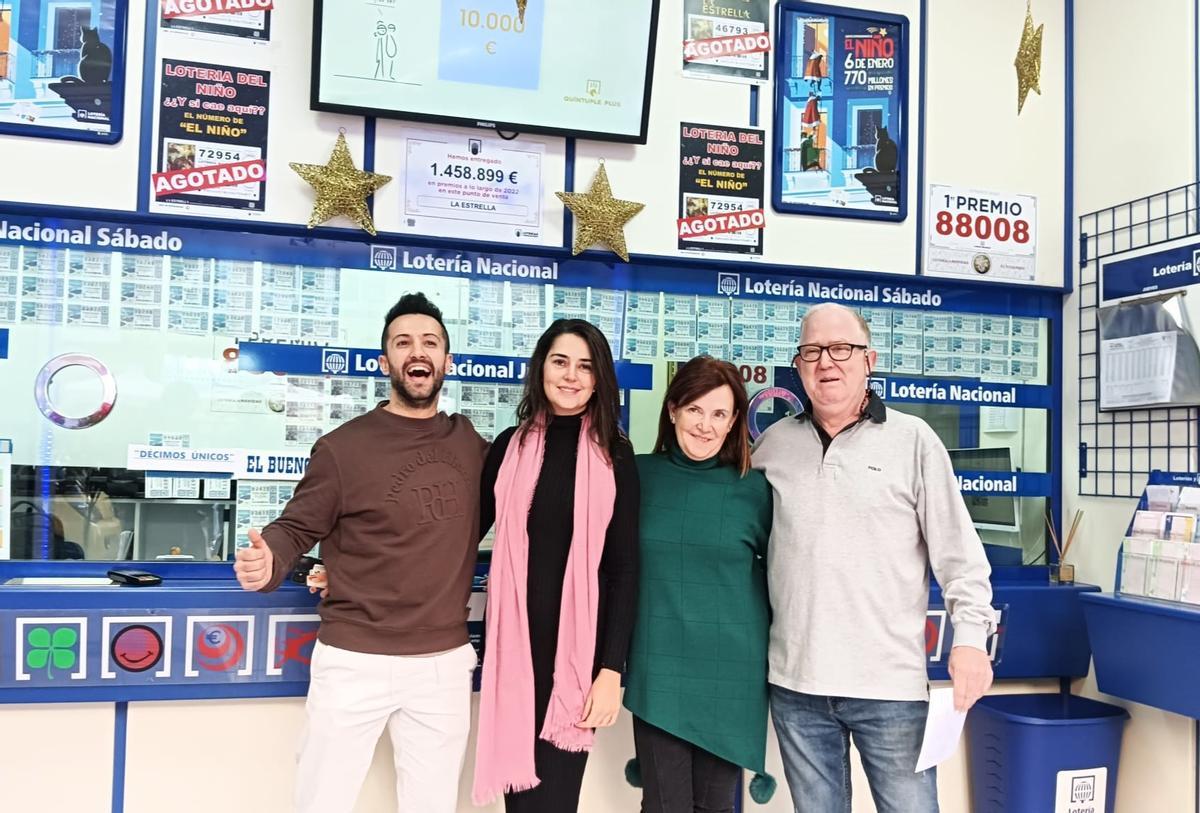 Los loteros de La Estrella, que han repartido décimos del primer y tercer premio.