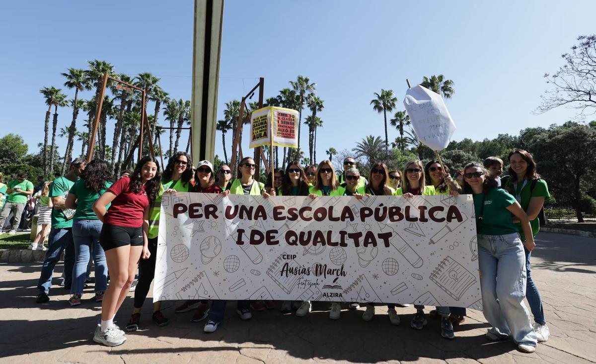 Representantes del CEIP Ausiàs March en el Parc de l'Alquenència.