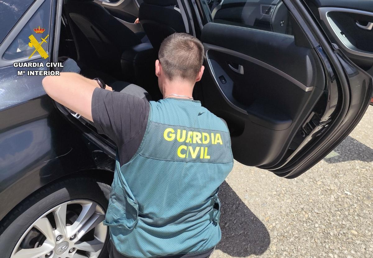 La inspección en el vehículo por parte de la Guardia Civil fue muy exhaustiva.