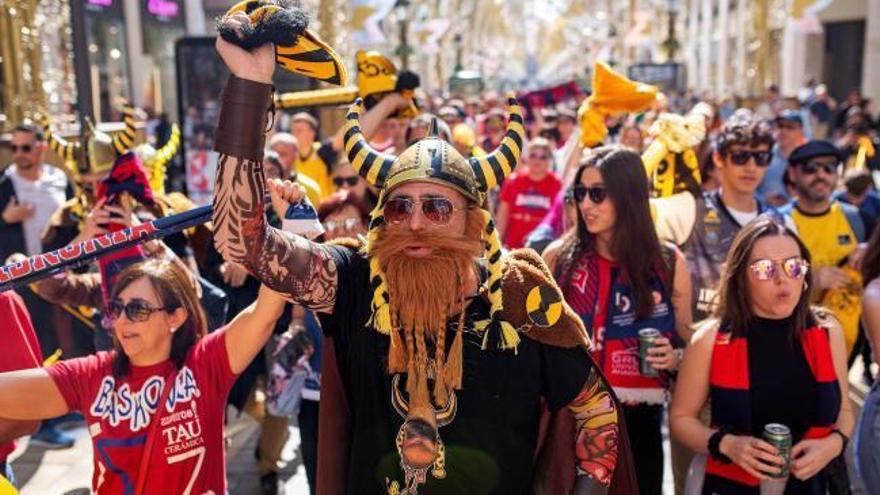 Miles de seguidores del baloncesto participan en Málaga de un paseo amenizado con música