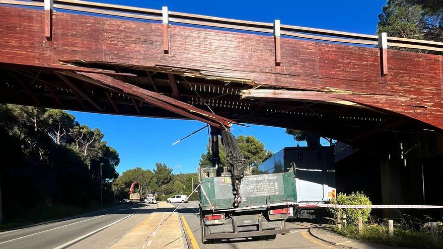Un camió queda enganxat en un pont de Calonge i Sant Antoni
