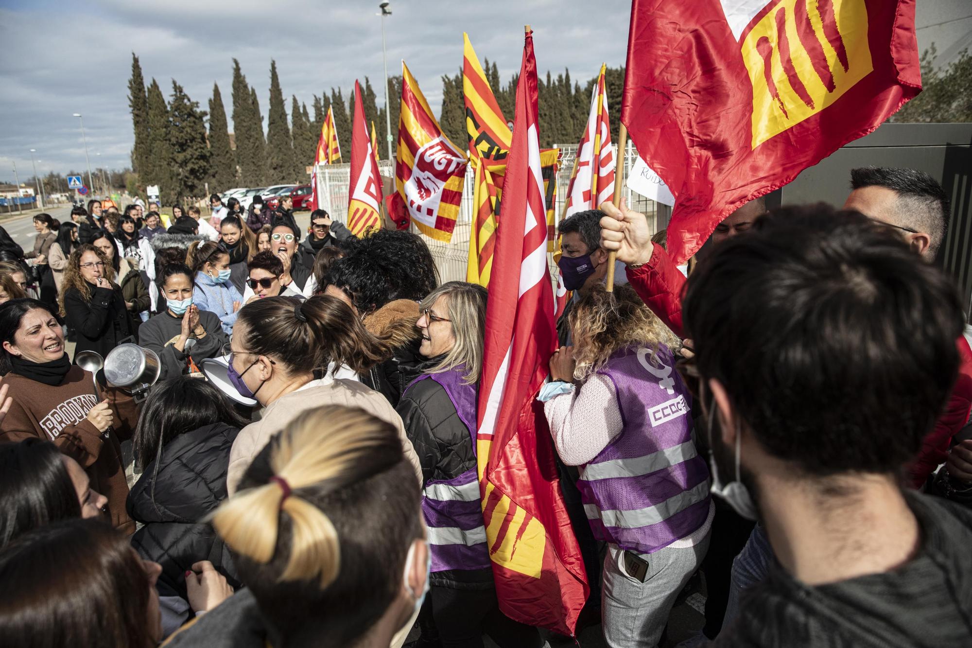 Protesta davant la fàbrica de Louis Vuitton a Campllong