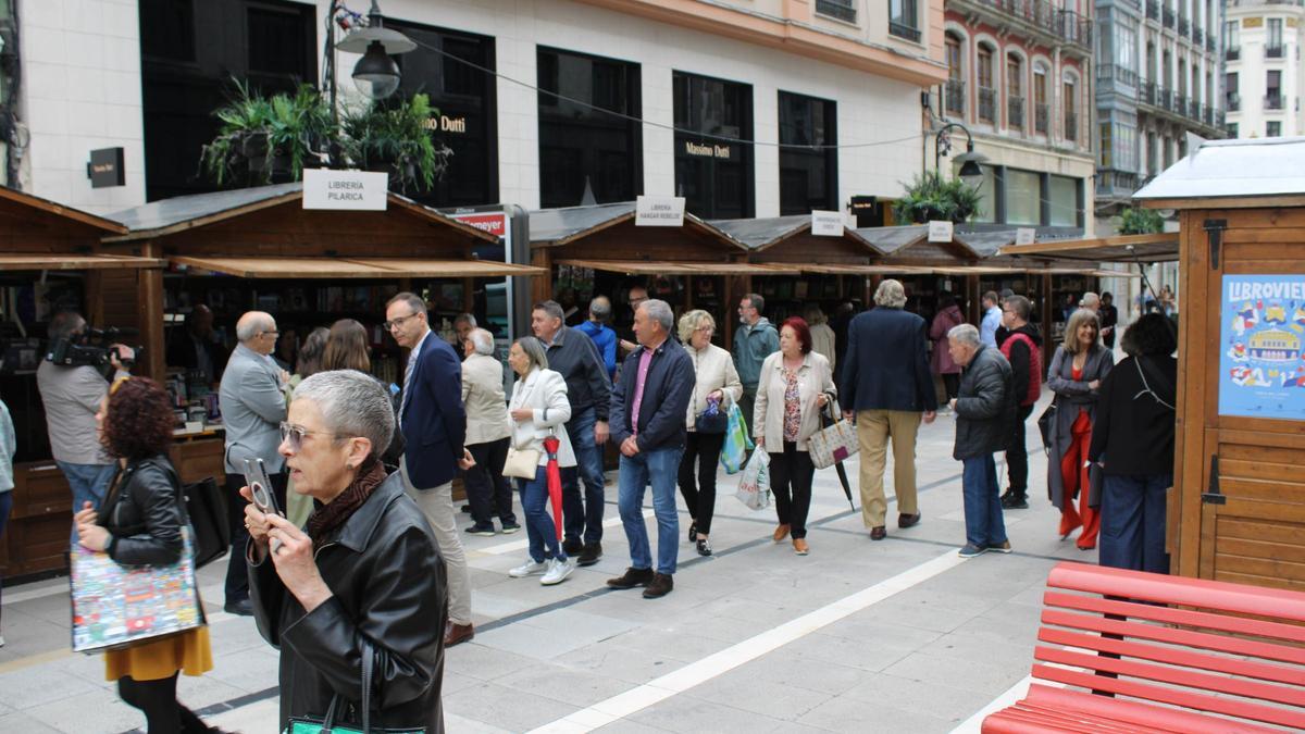 LibrOviedo convierte la calle Pelayo en una gran librería al aire libre