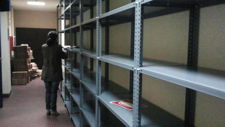 Parte de las estanterías donde se apilarán los expedientes se colocaron en un pasillo del archivo.  // Fdv