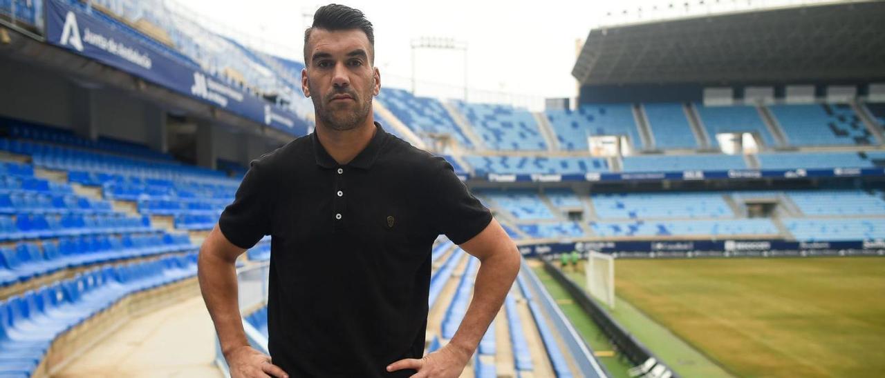 Manolo Reina, portero del Málaga CF, posa para La Opinión en las gradas de La Rosaleda.