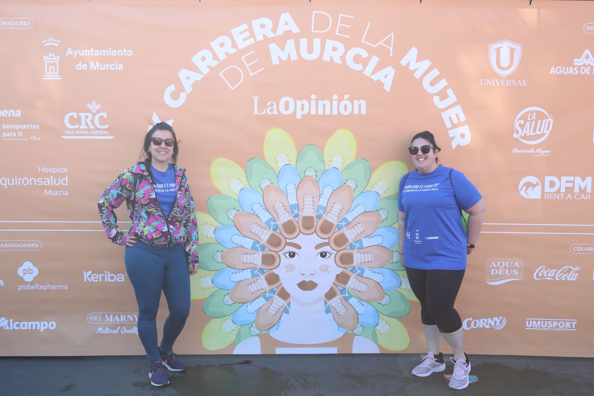 Las participantes posan en el photocall tras finalizar la Carrera de la mujer de Murcia