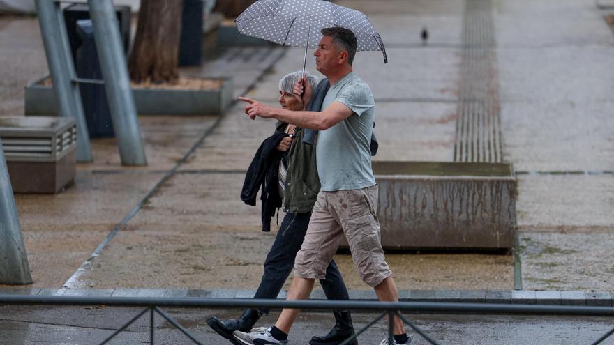 Turistas pasados por agua en un domingo de intensas y esperadas lluvias