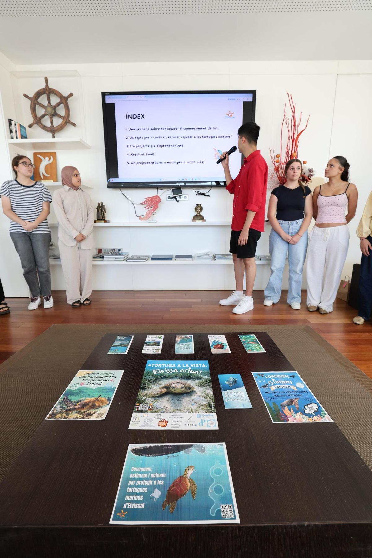 Galería: alumnos del Quartó de Portmany presentan su campaña sobre la bahía y las tortugas