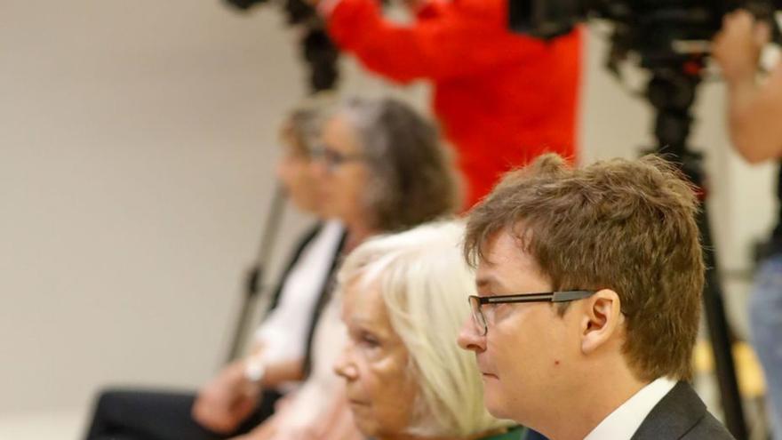 Igor Kokorev y su madre Julia Maleeva en la vista previa. | ELVIRA URQUIJO (EFE)