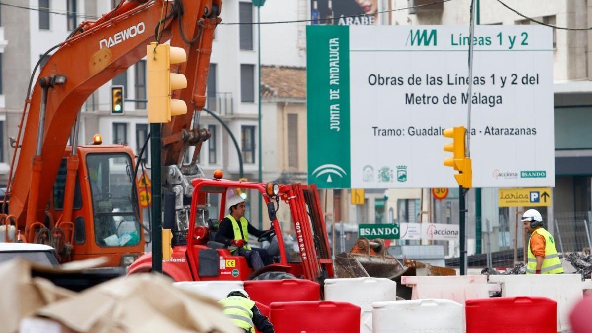 Operarios trabajan en las obras del Metro de Málaga.