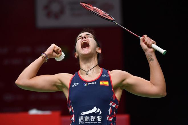 Carolina Marin celebra su victoria en la semifinal del Masters de Indonesia de badminton en Yakarta.