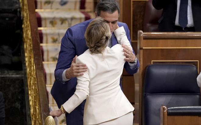 Pedro Sánchez y Yolanda Díaz saludándose en el Congreso.