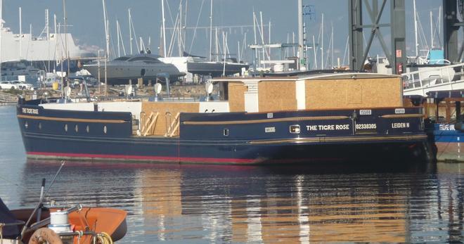 Esta barcaza de 30 años saldrá de Vigo reconvertida en un crucero de lujo para ríos y canales europeos