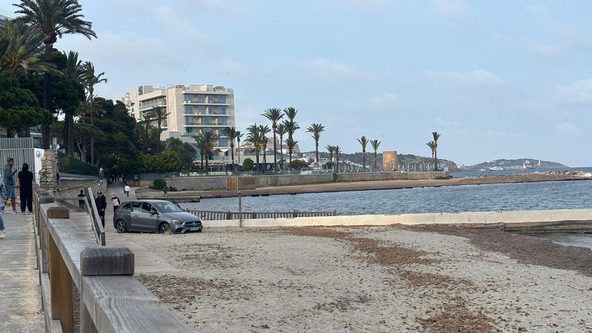 El coche ha encallado en la arena en una zona de Platja d'en Bossa.
