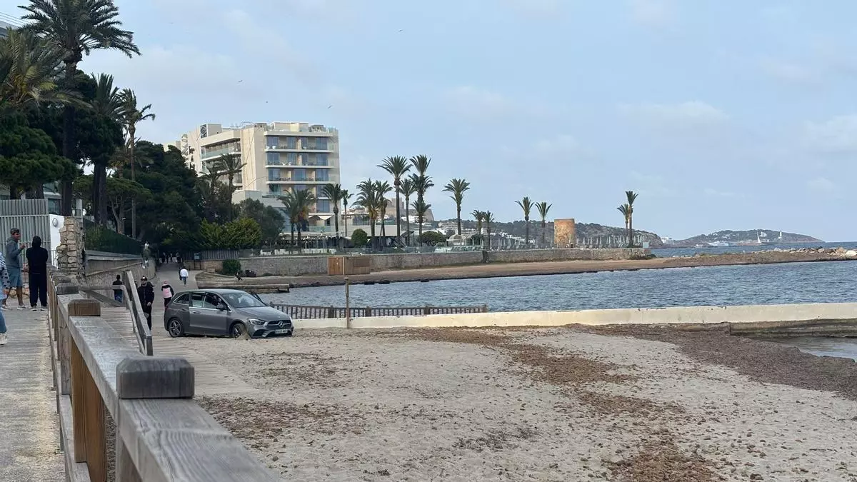 El coche ha encallado en la arena en una zona de Platja d'en Bossa.