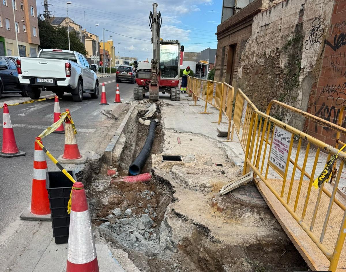 Obras en la antigua carretera de Barcelona a su paso por Foios