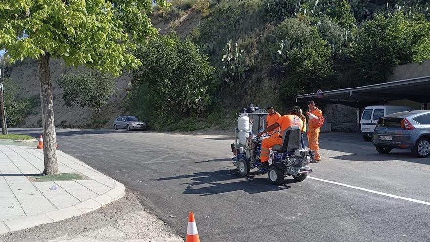 El Ayuntamiento de Coria finaliza el asfaltado y continúa con la señalización vial en varias calles