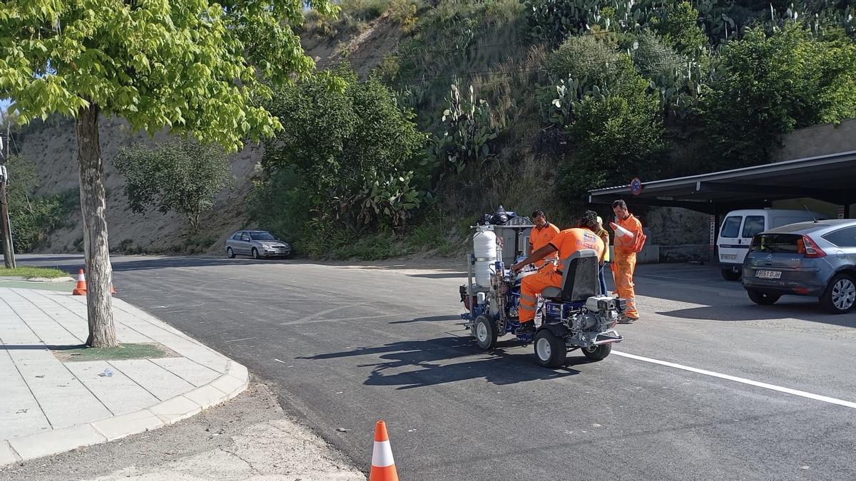 Una de las vías en las que se están realizando labores de pintura de señalización vial en Coria.