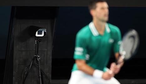 Una cámara de arbitraje electrónico en un partido de Djokovic.