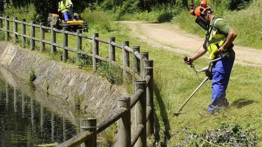 Tareas de acondicionamiento del espacio fluvial cerca de la travesía de la calle Ponte.  // Bernabé/Javier Lalín