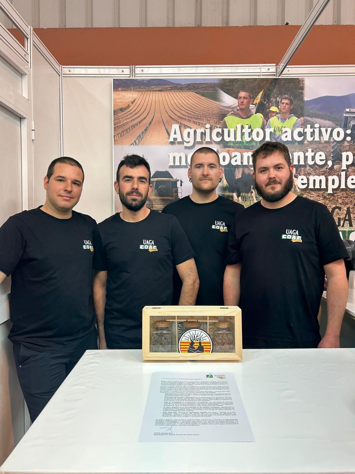 Los cuatro jóvenes de UAGA, que han entregado un regalo al Rey.