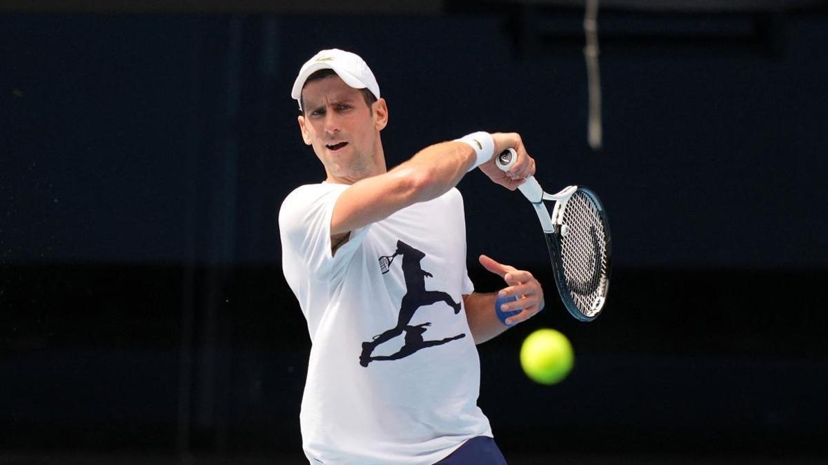 Novak Djokovic, durante el entrenamiento de este lunes en Australia.