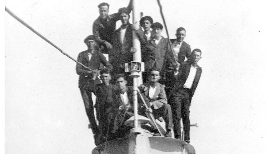 Alumnos e mestres da Escola Elemental de Pesca na visita a un submarino na dársena de Cangas (ano 1933). //