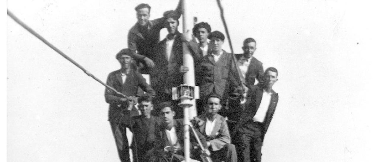 Alumnos e mestres da Escola Elemental de Pesca na visita a un submarino na dársena de Cangas (ano 1933). //