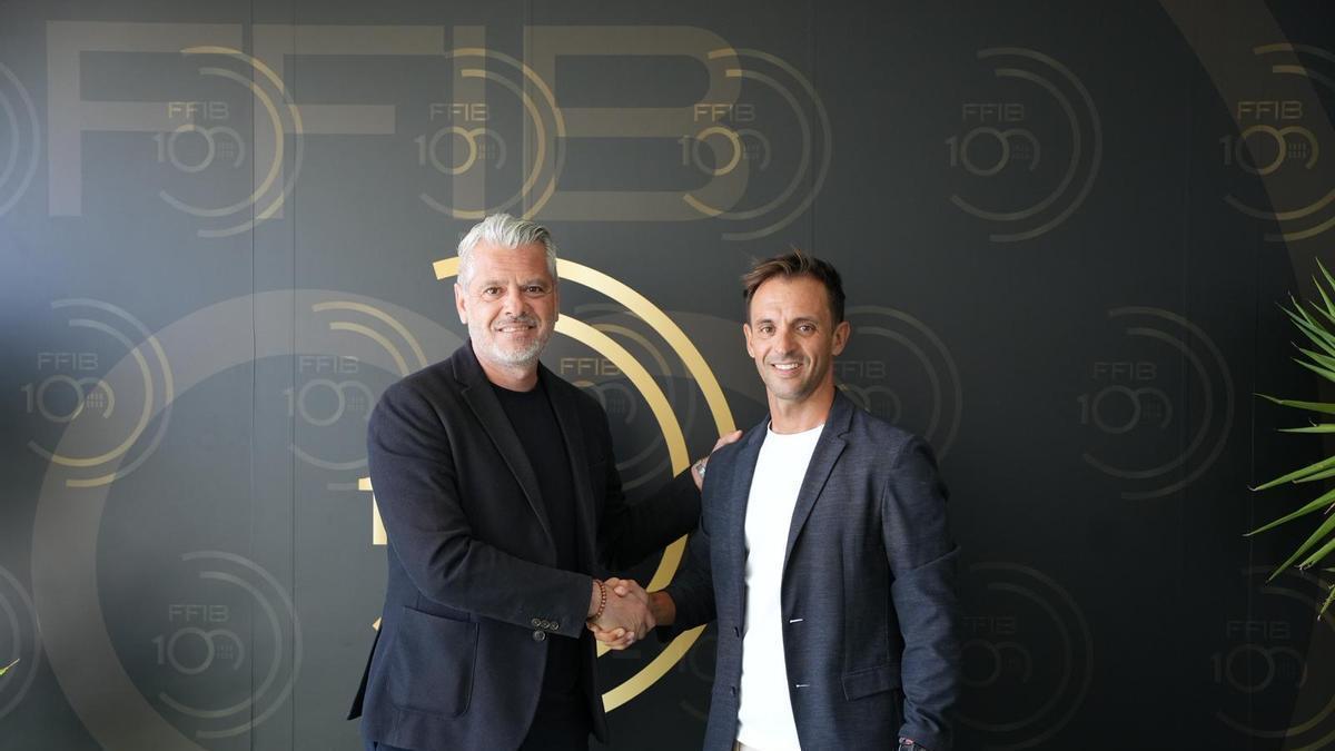Rafa Navarro posa con el presidente Jordi Horrach, a la izquierda.