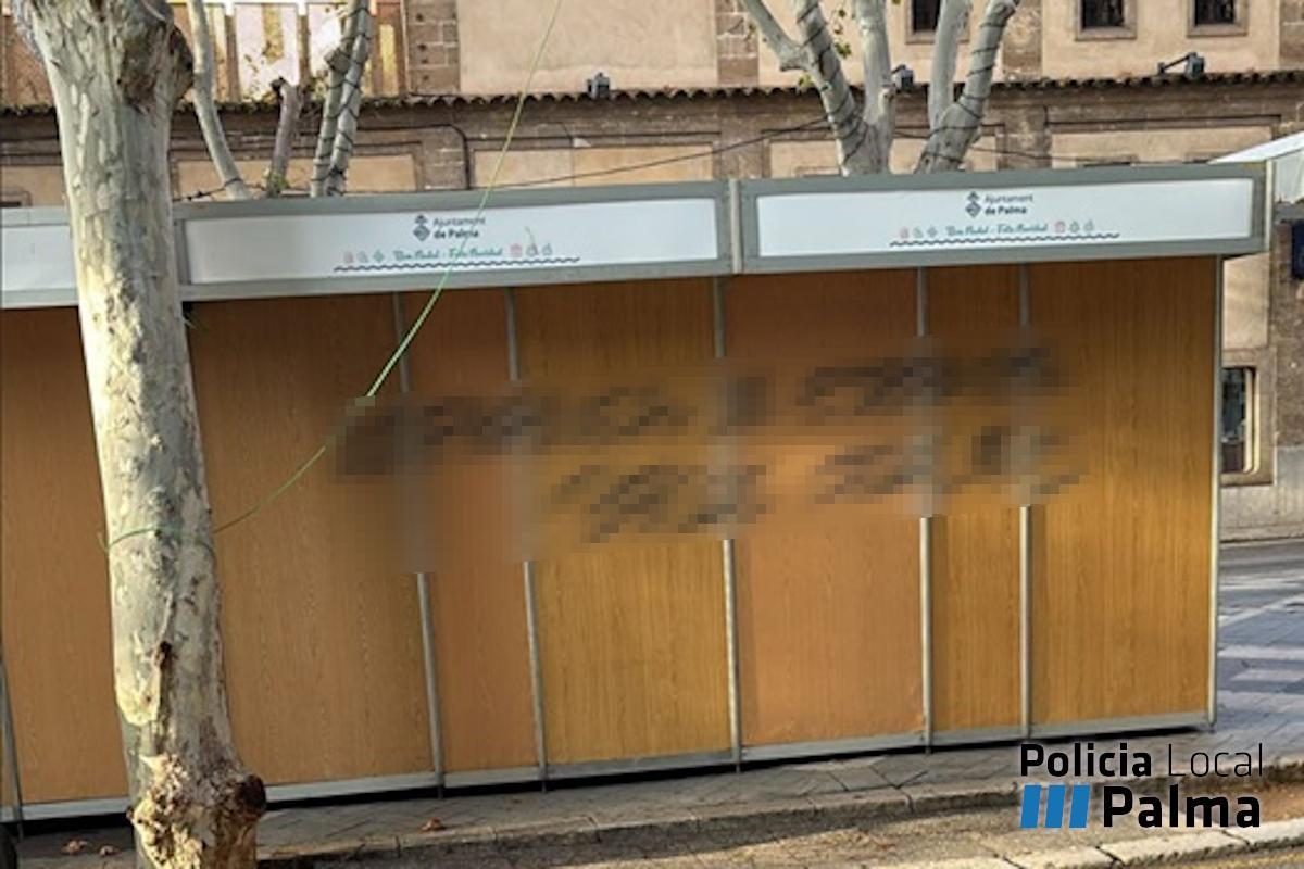 Pintada vandálica en una caseta del mercadillo de Navidad de La Rambla de Palma.