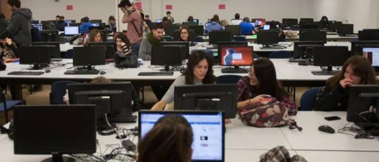 Los estudiantes asistieron a demostraciones digitales durante la jornada de puertas abiertas.