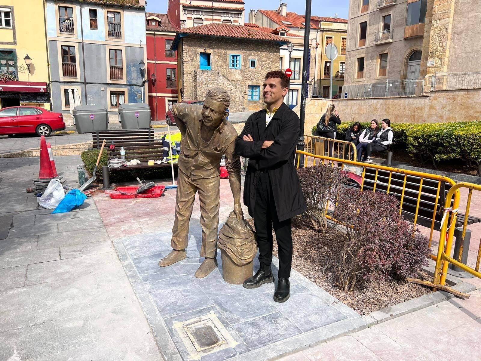 En imágenes: Así fue la instalación de la estatua de Rambal en Cimadevilla
