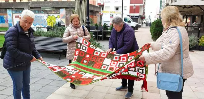 El parque de la Fábrica de Gas en La Arena luce "ganchillo navideño" (en imágenes)