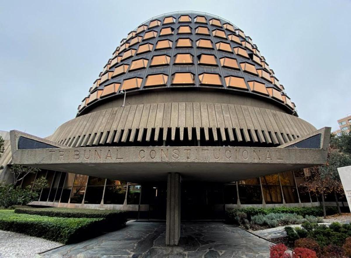 Fachada y entrada al edificio del Tribunal Constitucional en Madrid.