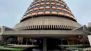 Fachada y entrada al edificio del Tribunal Constitucional en Madrid.